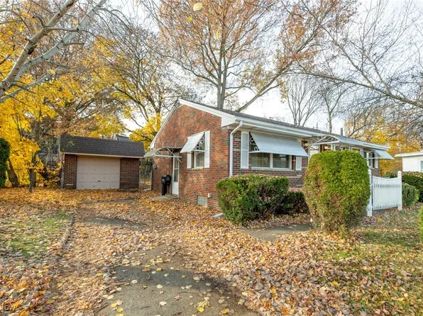 1074 N Main St, Akron, OH 44310