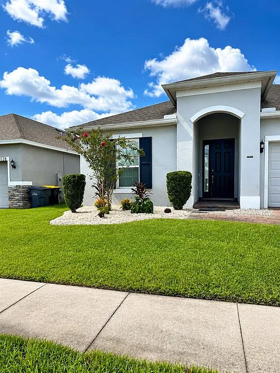 4 bed, 2.5 bath, 1938 sqft, $2,700 — Photo 1
