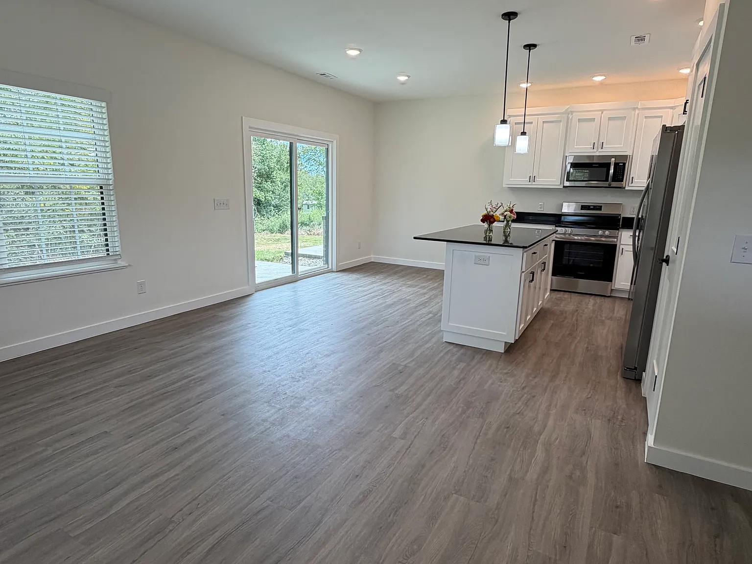3 bed, 2.5 bath, 1391 sqft, $1,600 — Photo 2