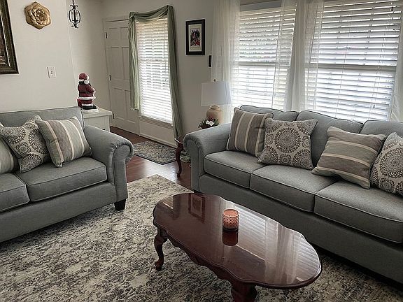 5th image of 2414 Jerry Jones Dr