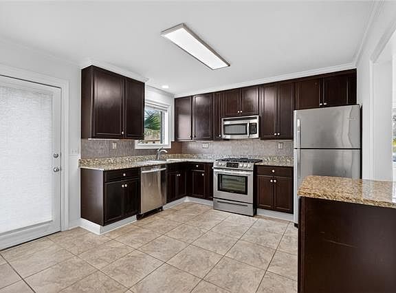 5th image of 254 Hesper Ave