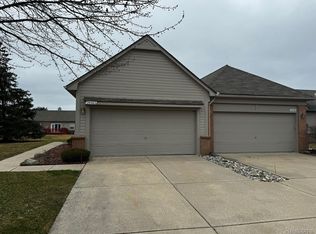 34463 Manor Run Cir, Sterling Heights, MI 48312