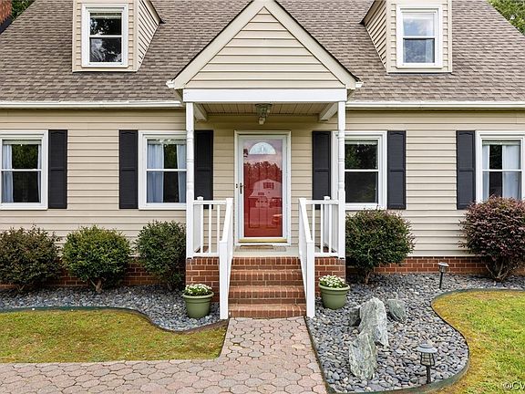 3rd image of 8920 Woods Edge Dr