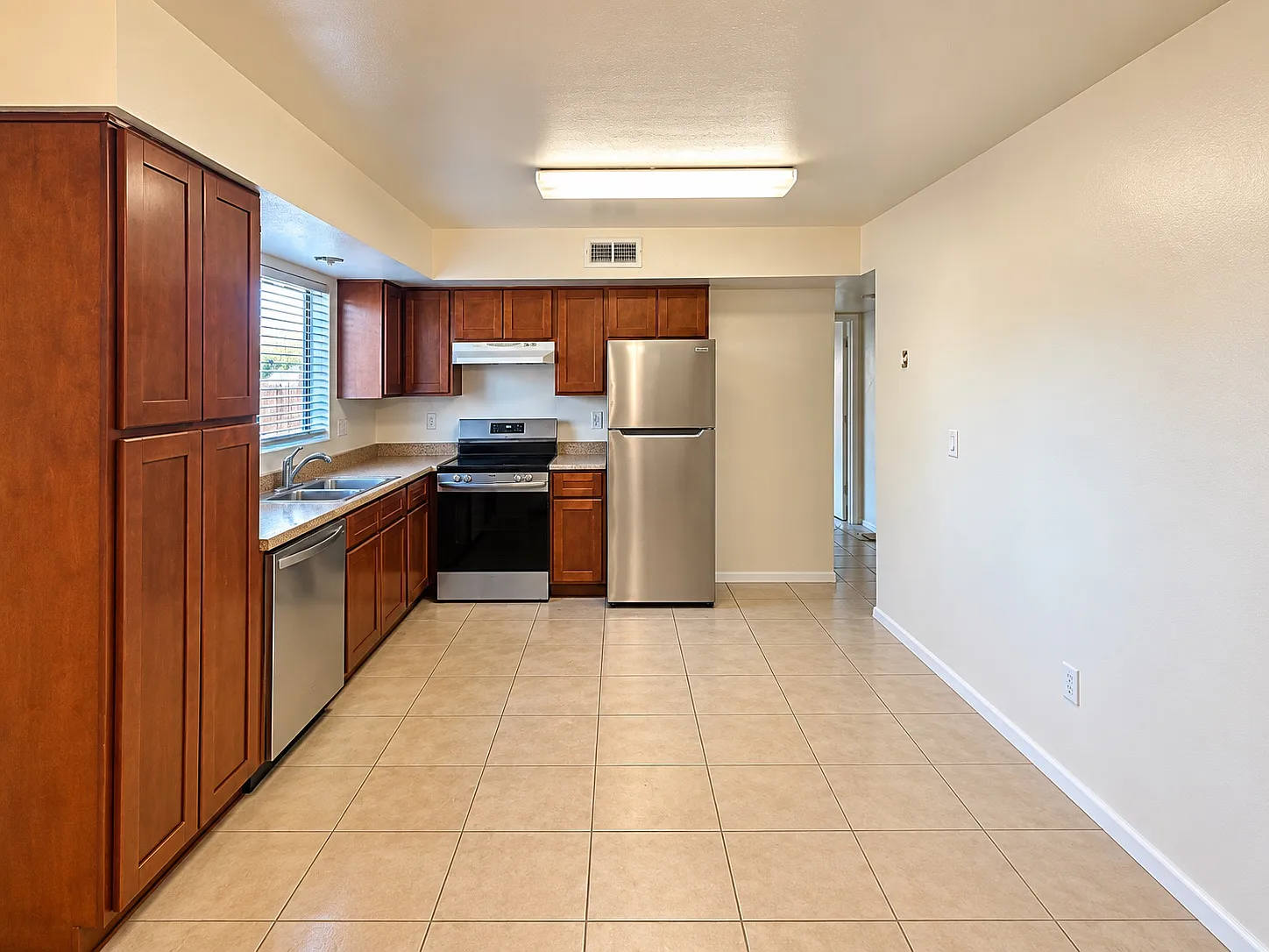 3 bed, 1075 sqft, $1,899 — Photo 4