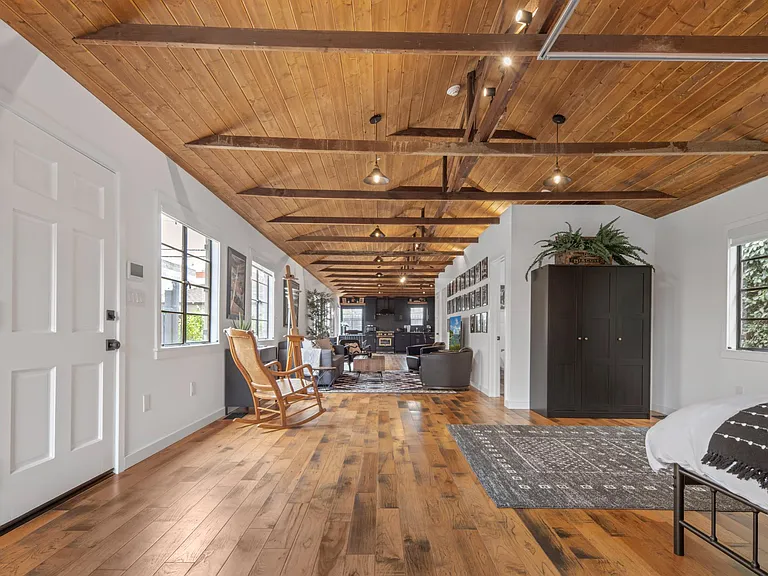 526 Victoria Ave — Photo 8