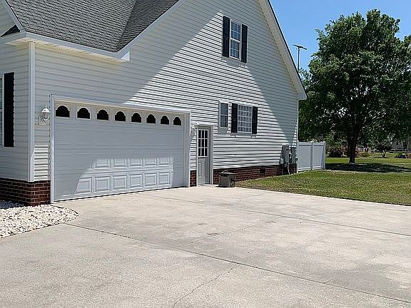 3rd image of 903 Madison Ann Dr