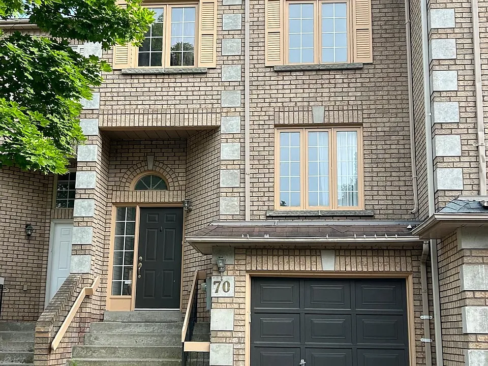 70 Royal Manor Cres