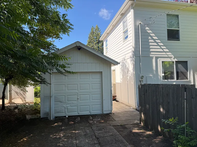 980 18th St NE — Photo 3