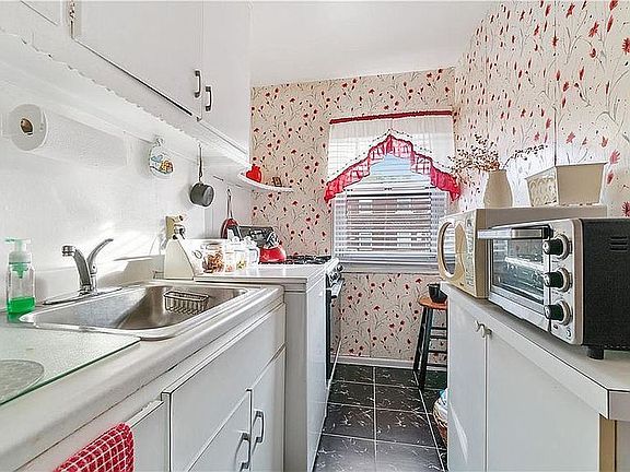 5th image of 1557 Independence Ave #1B