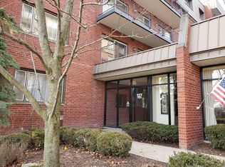 127 Acacia Dr #102, Indian Head Park, IL 60525