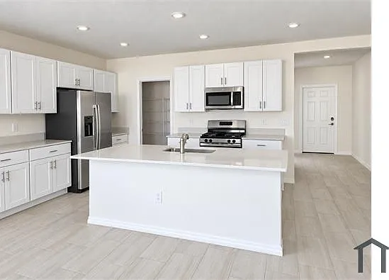 6 bed, 3092 sqft, $4,500 — Photo 2