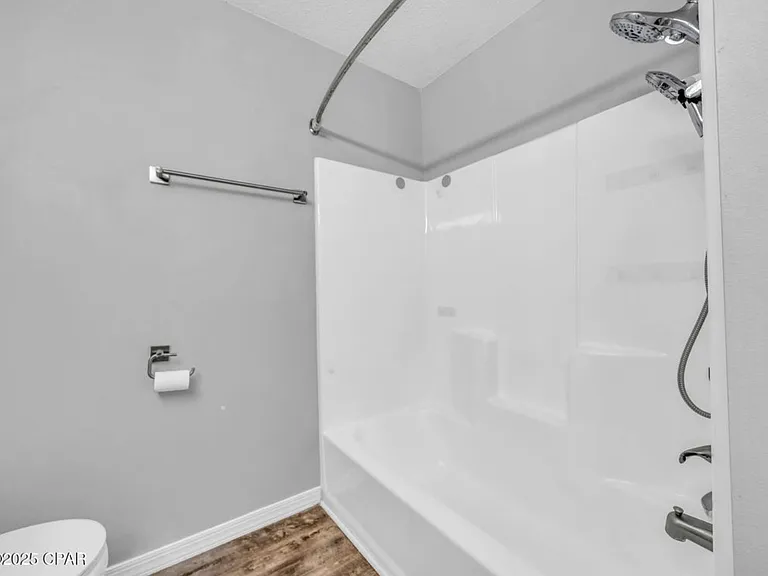 121 Hampton Dr — Photo 16