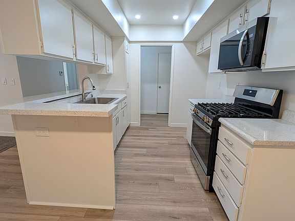 2nd image of 13131 Moorpark St APT 406