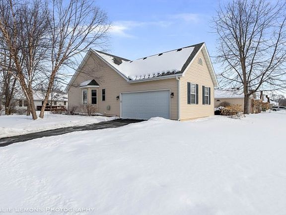 2nd image of 205 E Maplewood Dr