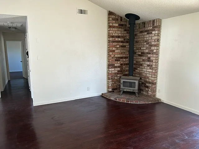 3 bed, 1200 sqft, $2,300 — Photo 3