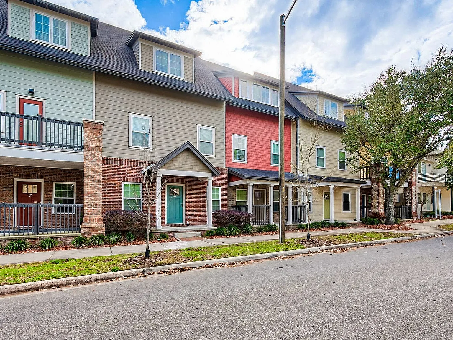 Lyons Corner Apartments — Photo 4