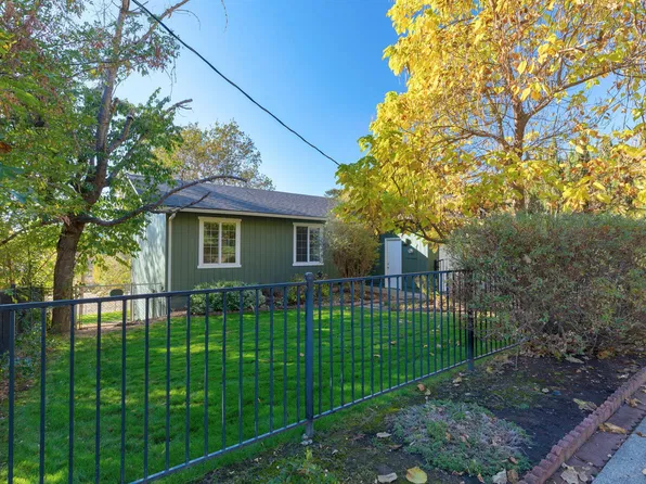 1802 NE Beacon Dr, Grants Pass, OR 97526