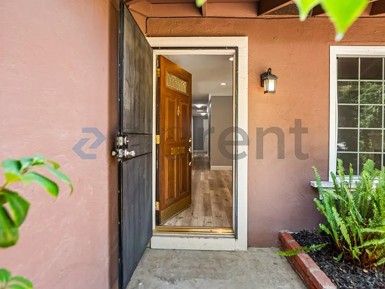 1427 Flickinger Ave — Photo 3