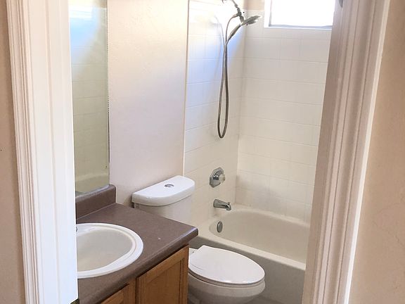 Upstairs guest full bathroom