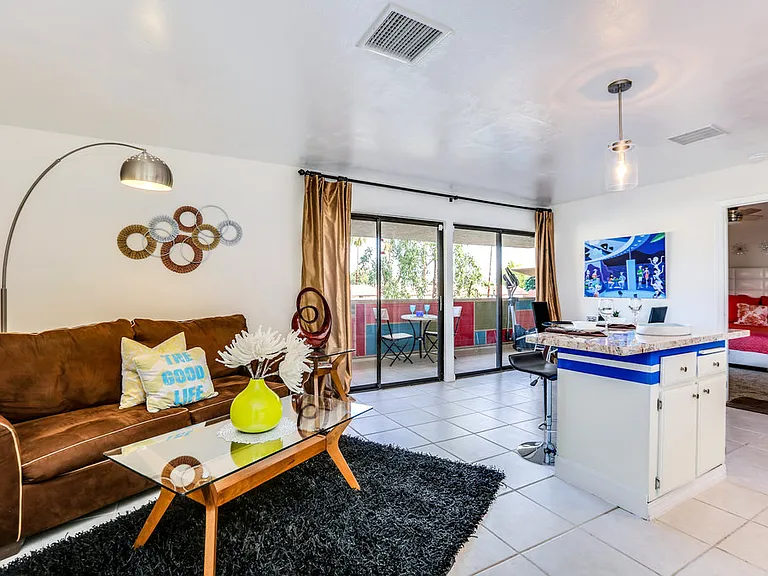 S Calle Encilia — Photo 3