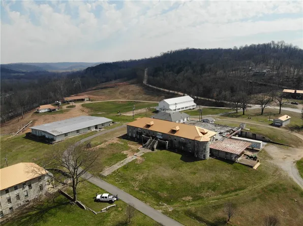 215 E Moffit St, Sulphur Springs, AR 72768