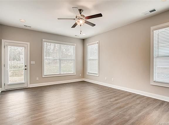 5th image of 400 Willow Tree Dr