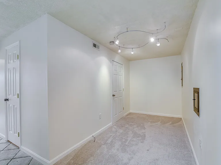 1806 Glendale Ln — Photo 17