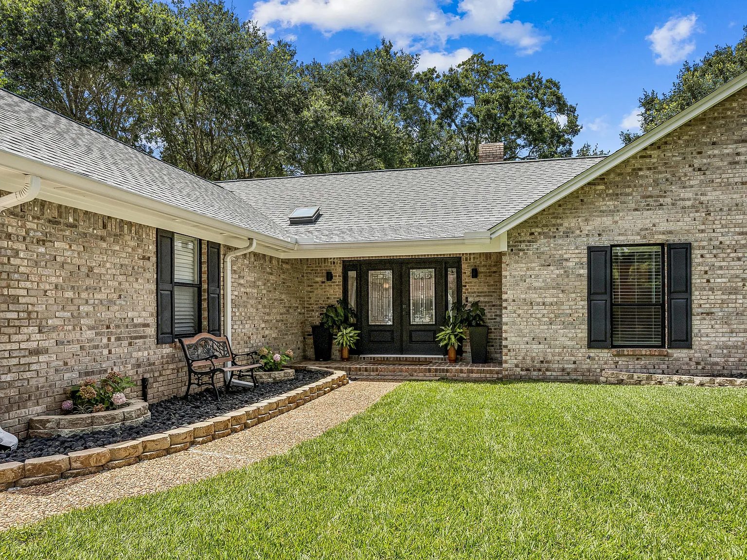5 bed, 2.5 bath, 2400 sqft, $3,500 — Photo 2