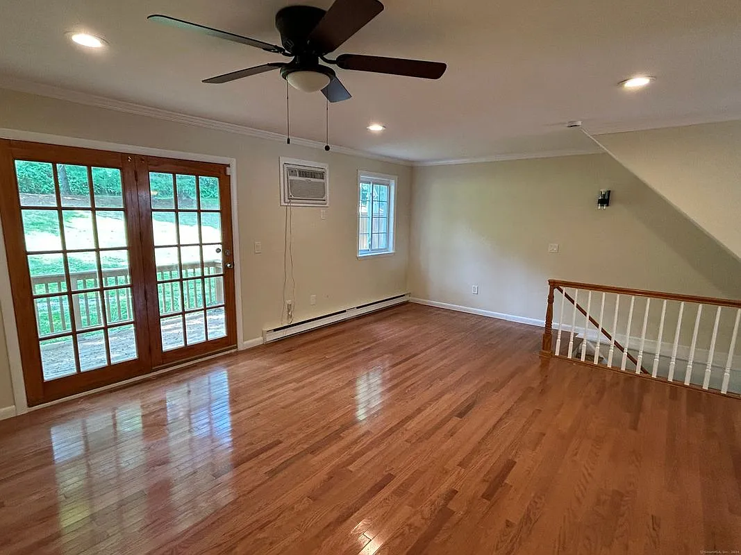3 bed, 1.5 bath, 1260 sqft, $2,800 — Photo 2