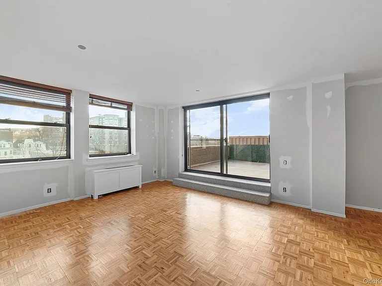 23 Water Grant St #8G — Photo 5