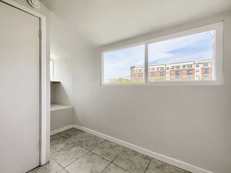 543 N Logan St — Photo 9