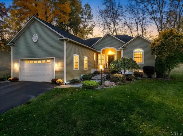 3160 Captiva Ct, Baldwinsville, NY 13027
