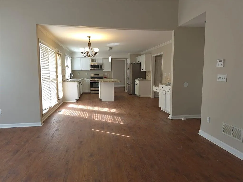 6 bed, 3.5 bath, 2532 sqft, $3,290 — Photo 2