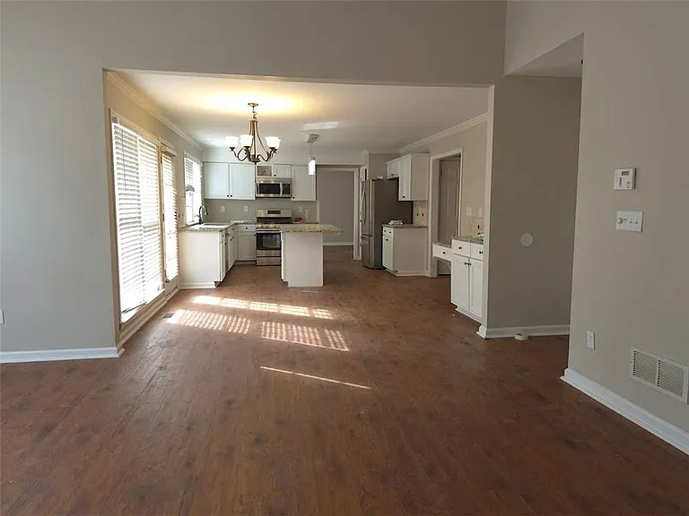 450 Stedford Ln — Photo 2