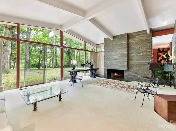 1030 Huntington Park Dr, Charlotte, NC 28211