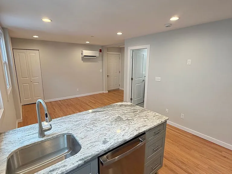 18 Cedar St — Photo 4