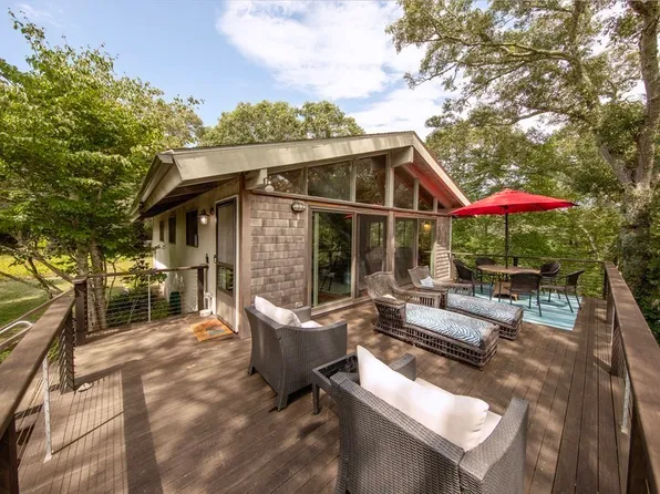 225 Longview Rd W, West Tisbury, MA 02575