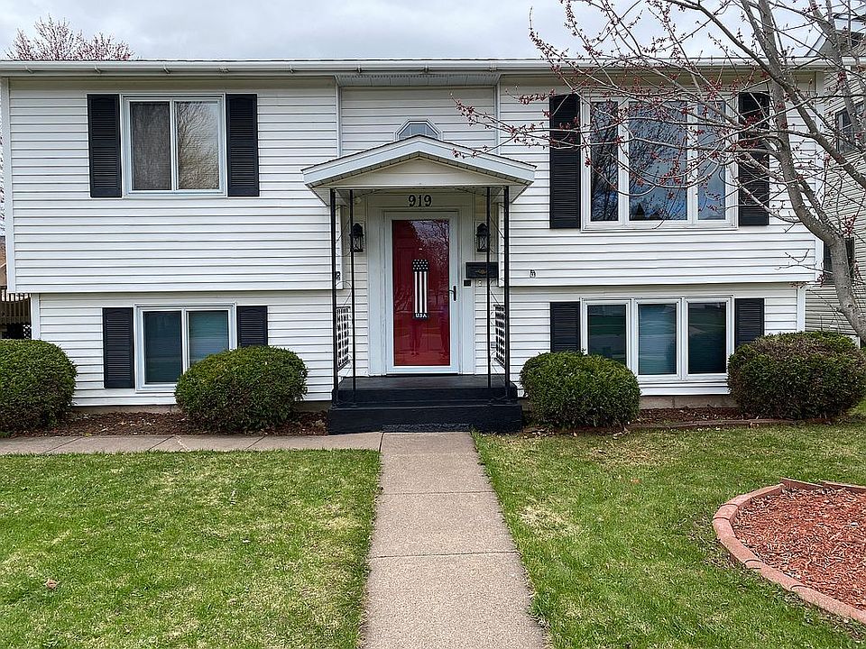 2nd image of 919 3rd Ave E