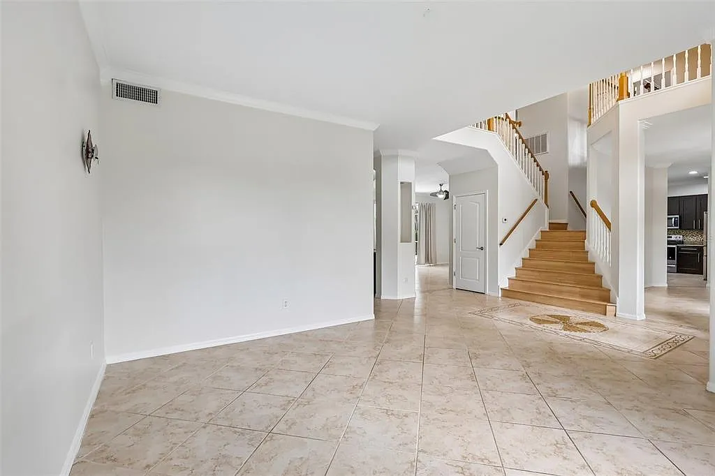 5 bed, 4.0 bath, 4059 sqft, $4,500 — Photo 4