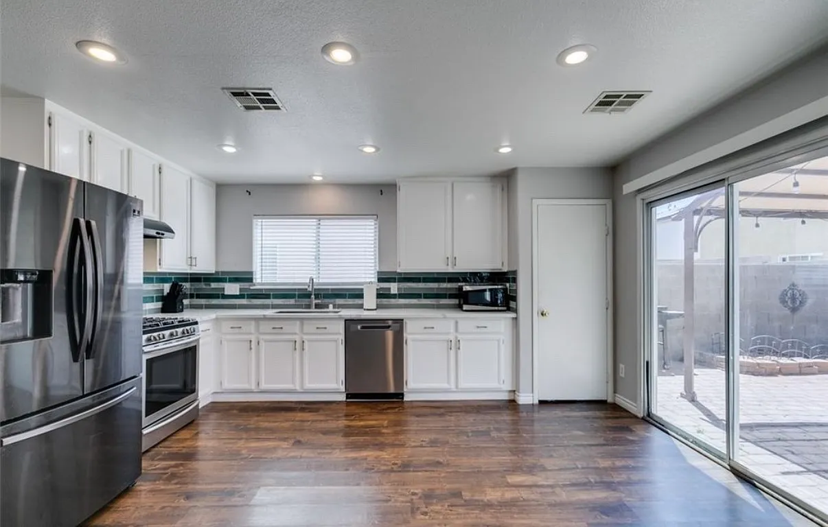 3 bed, 1733 sqft, $2,500 — Photo 4