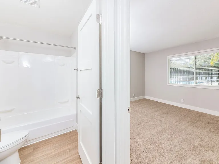 Poets Corner Apartments — Photo 24