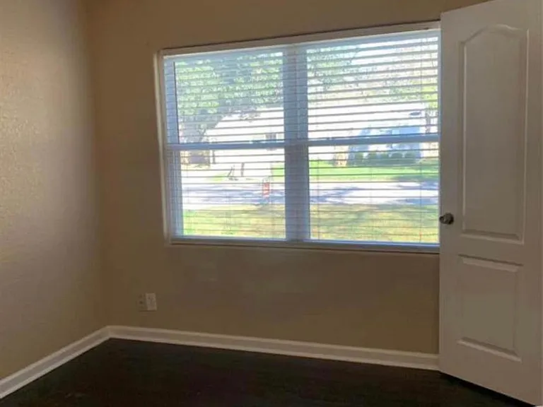 220 Laurel St — Photo 4