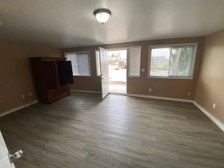 593 Venus Ave — Photo 3