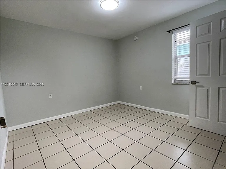 325 SW 14th Ct #C — Photo 8