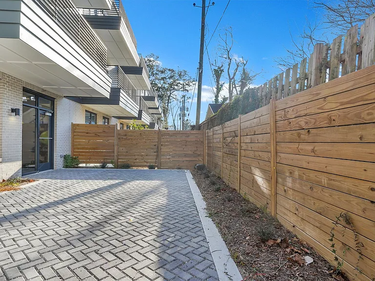 601 E 39th Street — Photo 38