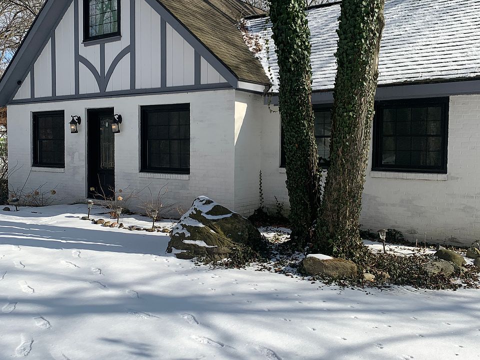 Front elevation. Circular drive