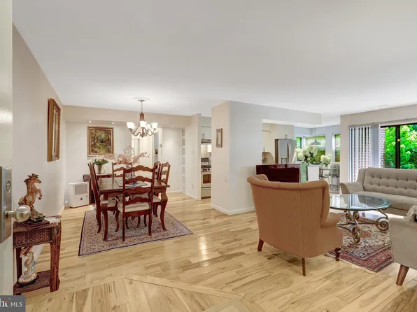 11216 Chestnut Grove Sq APT 10, Reston, VA 20190