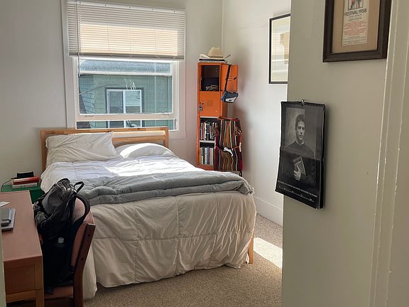 Bedroom ! Nice space, great light and a closet.