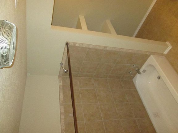5th image of 802 Hilltop Dr