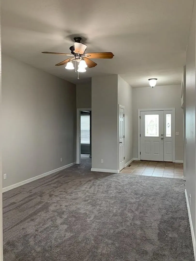 Republic Schools - Executive 4 Bed 3 Bath 2 Car Garage For Rent In Battlefield — Photo 3